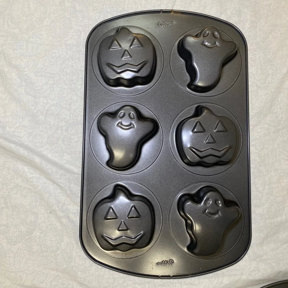 Wilton Holiday Baking Pan Lot 3 Christmas Halloween Valentine Nonstick Cake Pans